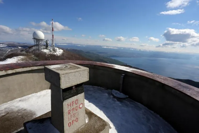 ZIMSKA IDILA NA UČKI: Snježni prekrivač prekrio vrh planine s koje se prostire pogled na Primorje i Istru