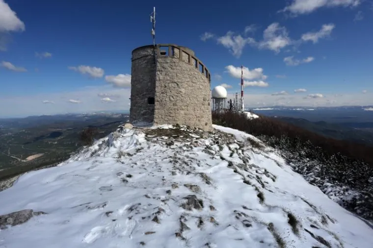 ZIMSKA IDILA NA UČKI: Snježni prekrivač prekrio vrh planine s koje se prostire pogled na Primorje i Istru