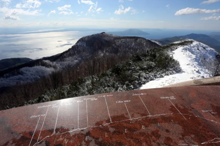 ZIMSKA IDILA NA UČKI: Snježni prekrivač prekrio vrh planine s koje se prostire pogled na Primorje i Istru
