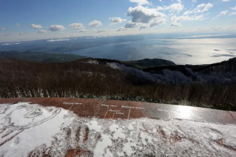 ZIMSKA IDILA NA UČKI: Snježni prekrivač prekrio vrh planine s koje se prostire pogled na Primorje i Istru