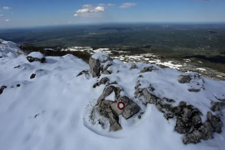 ZIMSKA IDILA NA UČKI: Snježni prekrivač prekrio vrh planine s koje se prostire pogled na Primorje i Istru