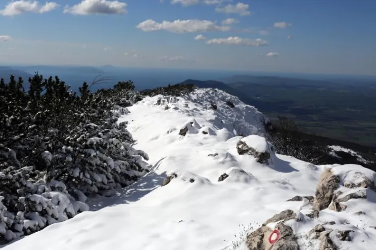 ZIMSKA IDILA NA UČKI: Snježni prekrivač prekrio vrh planine s koje se prostire pogled na Primorje i Istru