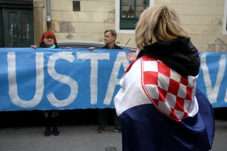 U ime njih Rada Borić je rekla da su se okupili ispred Gradske skupštine kako bi prosvjedovali ili barem uputili poruku onima koji će danas glasati o tom prijedlogu. "Smatramo da je Jakov Sedlar falsificirao istinu i da ne zaslužuje nagradu", poručila je. "Znamo da je gradonačelnik Milan Bandić to napravio namjerno da se Nagrada Grada Zagreba dodijeli čovjeku za koga znamo da je falsificirao istinu", rekla je Borić.