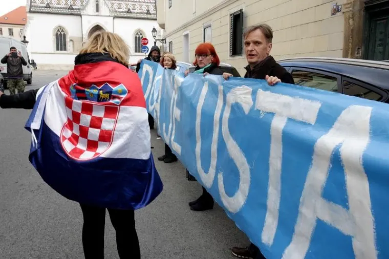 Pred Starom gradskom vijećicom u Zagrebu održana su dva skupa, jedan ZA i jedan PROTIV dodjeljivanja Nagrade Grada Zagreba Jakovu Sedlaru.