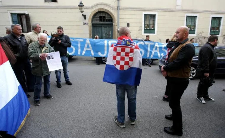 'DOSTA JE USTAŠTVA!': Pred zagrebačkom Skupštinom održana dva prosvjeda, jedan 'ZA, drugi 'PROTIV'