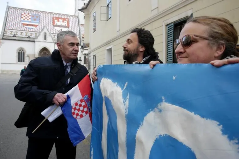 'DOSTA JE USTAŠTVA!': Pred zagrebačkom Skupštinom održana dva prosvjeda, jedan 'ZA, drugi 'PROTIV'