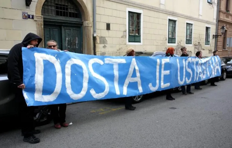 Skupina koja je bila protiv, istaknula je transparent "Dosta je ustaštva".