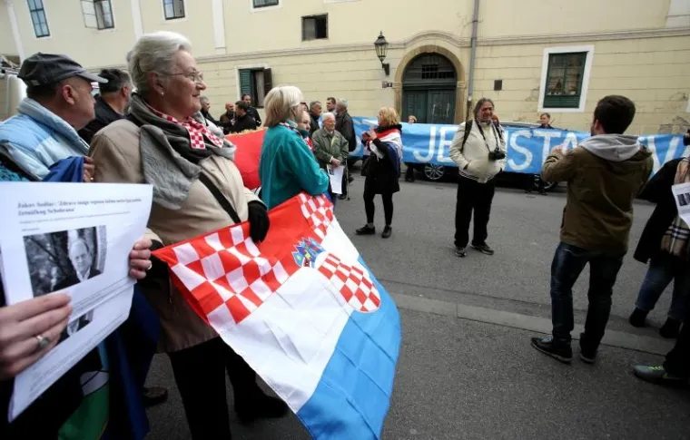 'DOSTA JE USTAŠTVA!': Pred zagrebačkom Skupštinom održana dva prosvjeda, jedan 'ZA, drugi 'PROTIV'