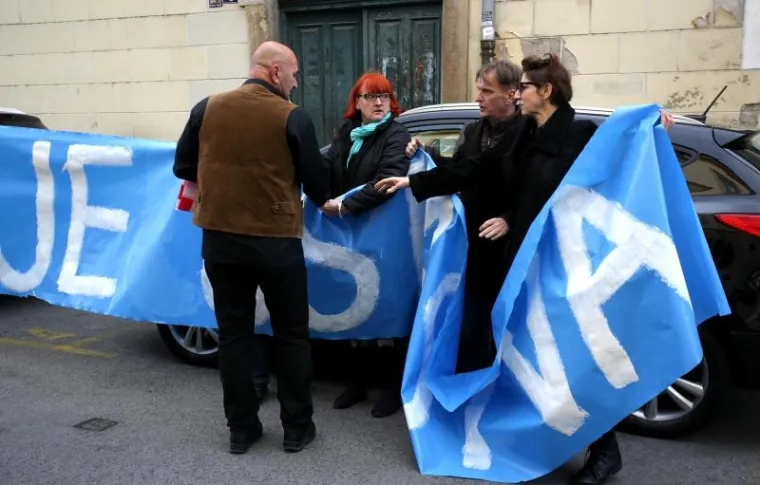 'DOSTA JE USTAŠTVA!': Pred zagrebačkom Skupštinom održana dva prosvjeda, jedan 'ZA, drugi 'PROTIV'