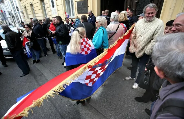 Skupina koja podržava da Nagradu Grada Zagreba dobije redatelj Jakov Sedlar do&scaron;la je sa zastavama Republike Hrvatske
