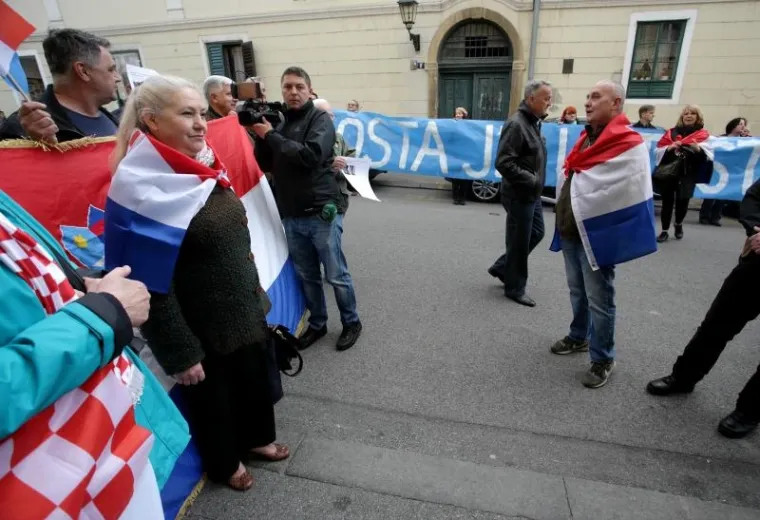 'DOSTA JE USTA&Scaron;TVA!': Pred zagrebačkom Skup&scaron;tinom održana dva prosvjeda, jedan 'ZA, drugi 'PROTIV'
