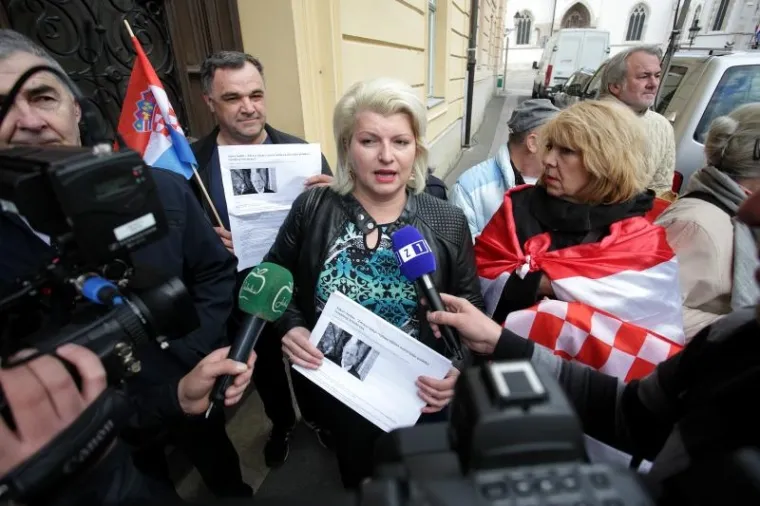 "Do&scaron;li smo ovdje dati podr&scaron;ku na&scaron;em proslavljenom hrvatskom režiseru, čovjeku koji je dobio brojne nagrade i koji je snimio filmove s tematikom od koje su mnogi bježali jer je &scaron;kakljive prirode. On se uhvatio hrabro u ko&scaron;tac s tom temom i doista je objektivno prikazao stanje, potkrijepljujući prikaz dokumentacijom i činjenicama", istaknula je Gregurić.