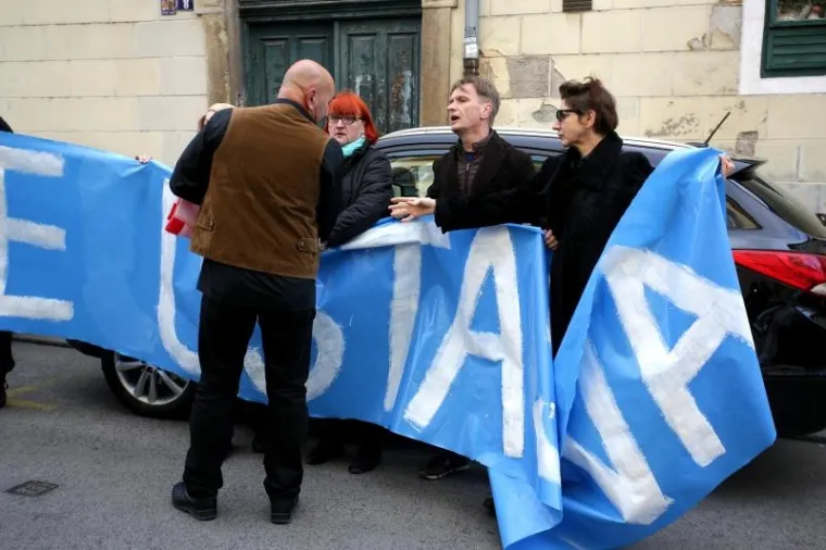 'DOSTA JE USTA&Scaron;TVA!': Pred zagrebačkom Skup&scaron;tinom održana dva prosvjeda, jedan 'ZA, drugi 'PROTIV'