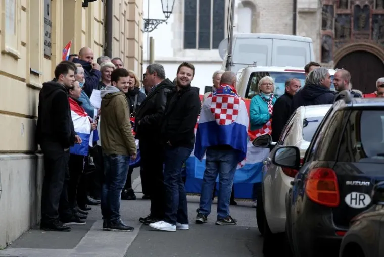 'DOSTA JE USTA&Scaron;TVA!': Pred zagrebačkom Skup&scaron;tinom održana dva prosvjeda, jedan 'ZA, drugi 'PROTIV'