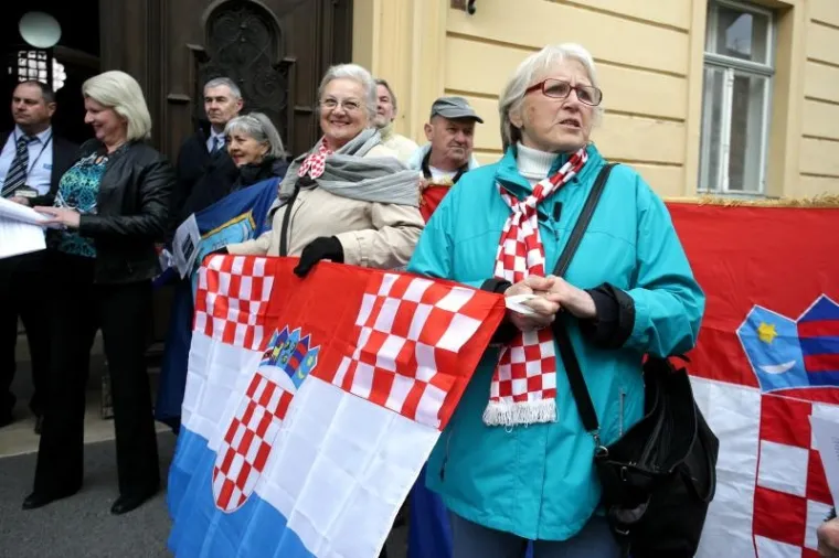Nasuprot njima ispred Gradske skup&scaron;tine bila je druga skupina Zagrepčana koji su do&scaron;li dati podr&scaron;ku prijedlogu da Jakov Sedlar dobije Nagradu Grada Zagreba.