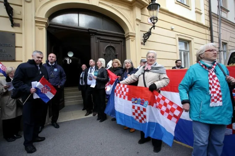 'DOSTA JE USTA&Scaron;TVA!': Pred zagrebačkom Skup&scaron;tinom održana dva prosvjeda, jedan 'ZA, drugi 'PROTIV'