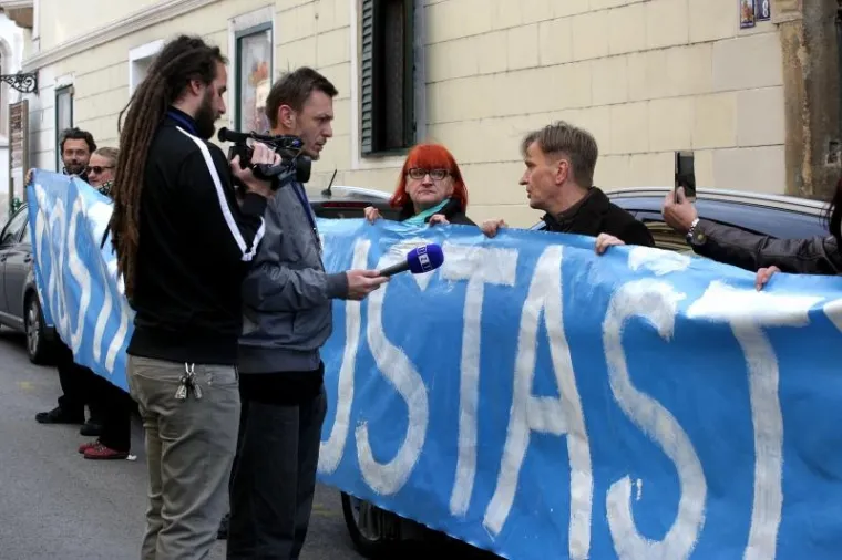 'DOSTA JE USTA&Scaron;TVA!': Pred zagrebačkom Skup&scaron;tinom održana dva prosvjeda, jedan 'ZA, drugi 'PROTIV'