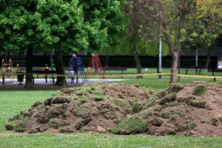 BAGERI POČELI S PREKOPAVANJEM: Krenula je gradnja parka na Savici