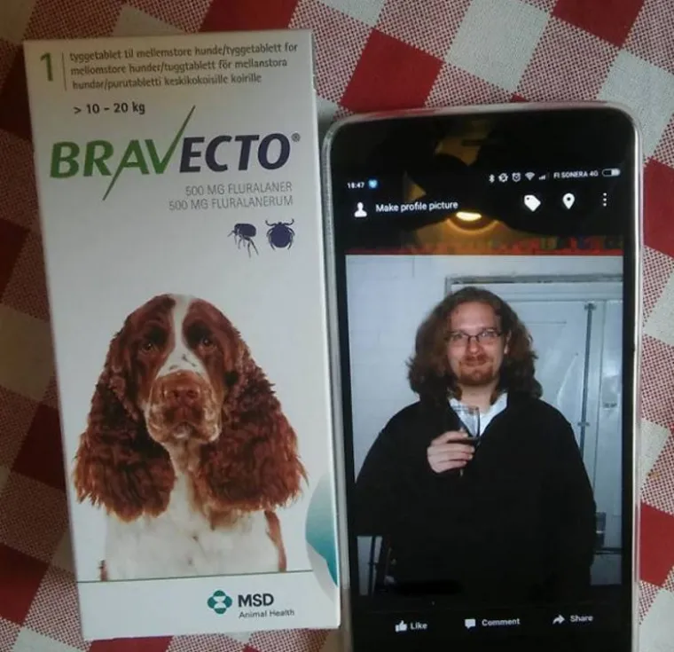 Supruga misli da joj muž izgleda kao pas na kutiji tableta protiv buha