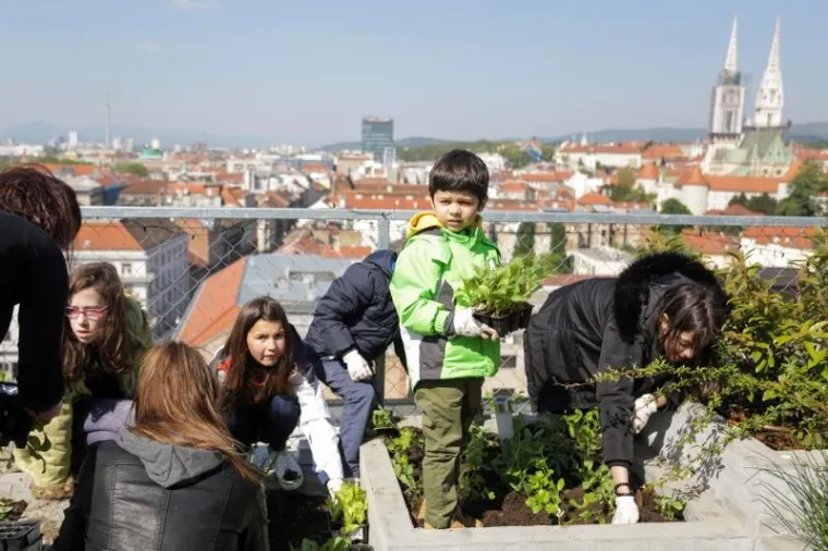 Djeca sadila biljke u IKEA urbanom vrtu na krovu nebodera na Iblerovom trgu