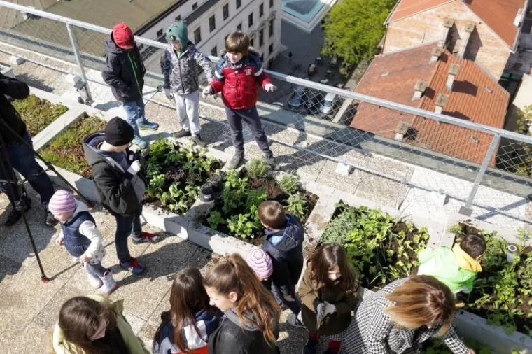 Djeca sadila biljke u IKEA urbanom vrtu na krovu nebodera na Iblerovom trgu