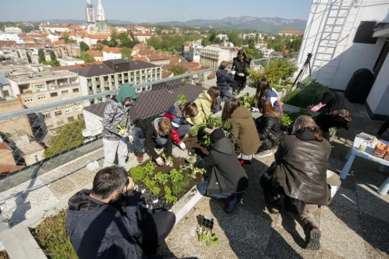 Djeca sadila biljke u IKEA urbanom vrtu na krovu nebodera na Iblerovom trgu