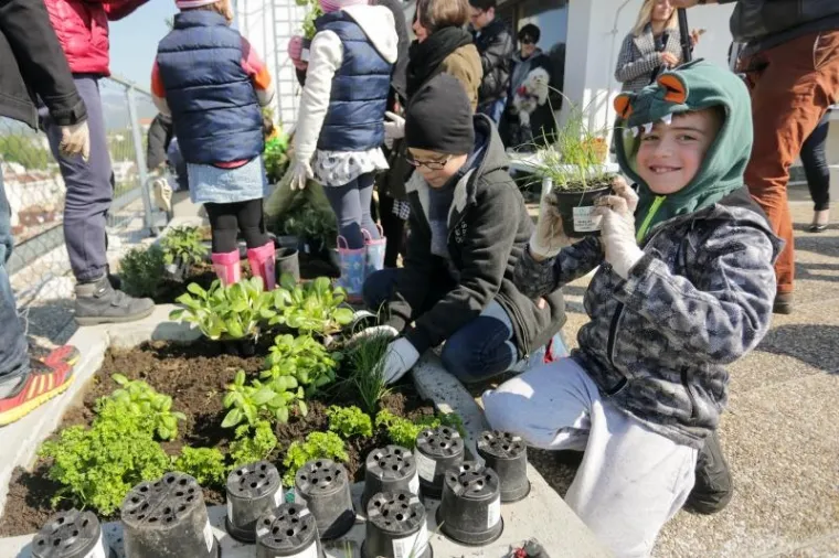 Djeca sadila biljke u IKEA urbanom vrtu na krovu nebodera na Iblerovom trgu