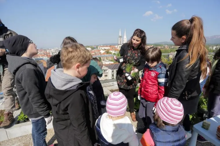 Djeca sadila biljke u IKEA urbanom vrtu na krovu nebodera na Iblerovom trgu