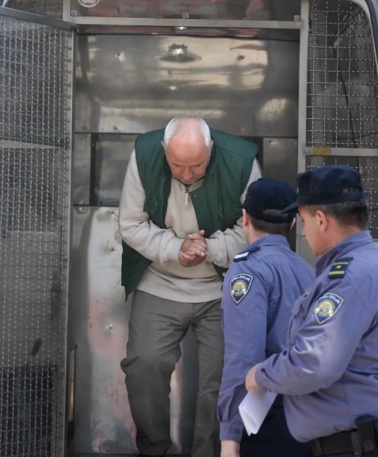 Privođenje 60-godi&scaron;njeg Džemala Palo&scaron;a na Županijsko državno odvjetni&scaron;tvo. Džemal Palo&scaron; osumnjičen je za ubojstvo Ante &Scaron;kembera na autobusnoj stanici na Aveniji Većeslava Holjevca na sam Uskrs.