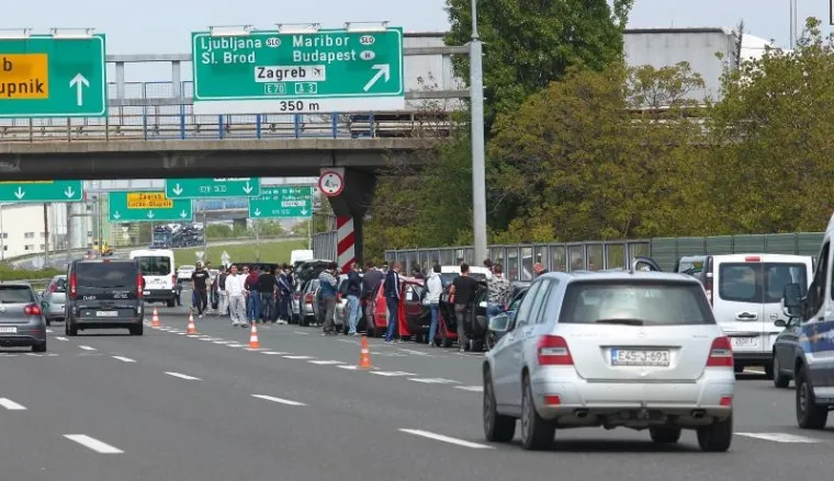 I LIPE SU NOVAC: Evo kako je izgledala Torcidina 'diverzija' na naplatnim kućicama