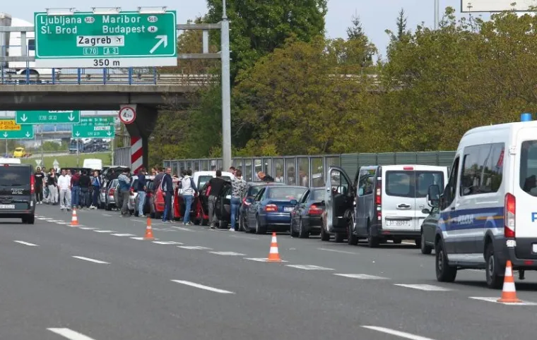 I LIPE SU NOVAC: Evo kako je izgledala Torcidina 'diverzija' na naplatnim kućicama