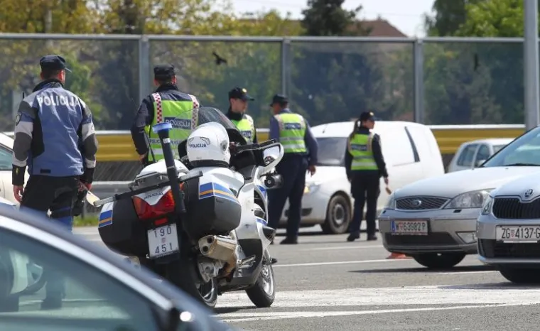 I LIPE SU NOVAC: Evo kako je izgledala Torcidina 'diverzija' na naplatnim kućicama