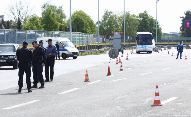 I LIPE SU NOVAC: Evo kako je izgledala Torcidina 'diverzija' na naplatnim kućicama