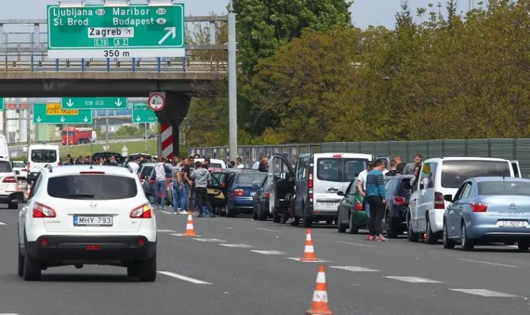 I LIPE SU NOVAC: Evo kako je izgledala Torcidina 'diverzija' na naplatnim kućicama