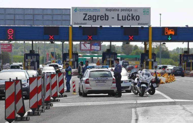 I LIPE SU NOVAC: Evo kako je izgledala Torcidina 'diverzija' na naplatnim kućicama