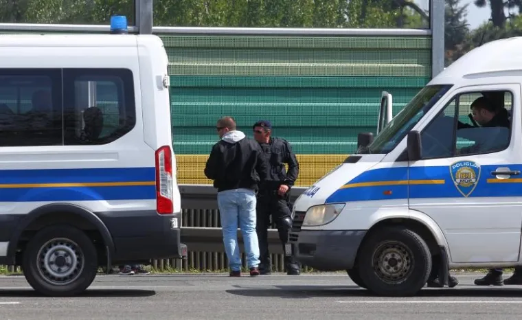 I LIPE SU NOVAC: Evo kako je izgledala Torcidina 'diverzija' na naplatnim kućicama