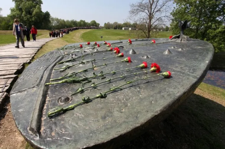 U organizaciji Saveza antifa&scaron;ističkih boraca i antifa&scaron;ista Hrvatske (SABA RH) i Srpskog narodnog vijeća (SNV), pred spomenikom Kameni cvijet, održana je u subotu komemoracija ubijenim zatočenicima usta&scaron;kog logora Jasenovac i svim žrtvama usta&scaron;kog režima NDH.