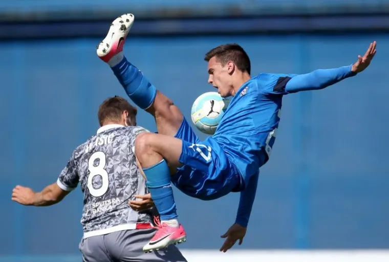 Nogometa&scaron;i Dinama i Hajduka pred oko 15.000 gledatelja na Maksimiru su odigrali najveći derbi hrvatskog nogometa u sklopu 29. liga&scaron;kog kola. Splićani su slavili s 2-0.
