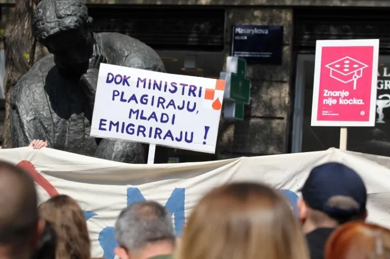 MAR&Scaron; ZA ZNANOST: 'Ne politici iznad struke; ne rektorima koji izmi&scaron;ljaju natječaje'