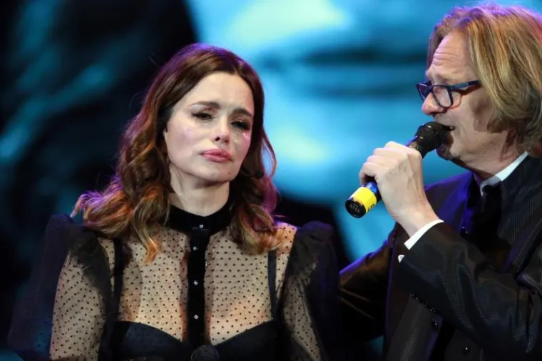KONCERT NA GRIPAMA U TONU SEVKINOG ROĐENDANA: Karan joj udijelio cvijeće, a ona njemu poljubac