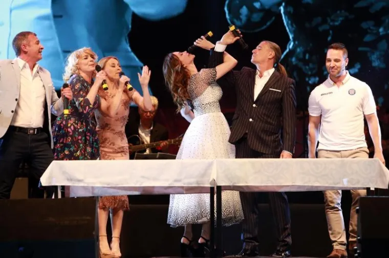 KONCERT NA GRIPAMA U TONU SEVKINOG ROĐENDANA: Karan joj udijelio cvijeće, a ona njemu poljubac