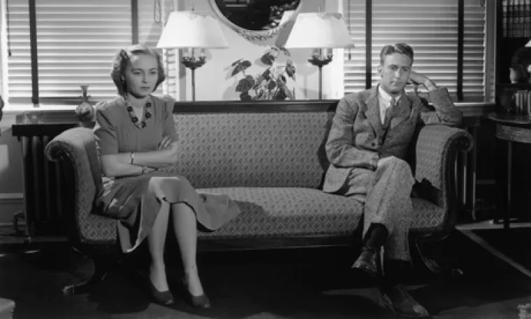 Osoba koja sjedi najbliže vama s desna je isto tako osoba najdalje udaljena s lijeva