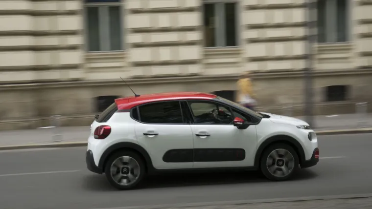 Odlična preglednost, kvalitetna ubrzanja i zabavan interijer ispunjavat će vas zadovoljstvom tijekom prometnih gužvi kao i odličan  audiosustav. Ono čega vam u novom C3-u može nedostajati je privatnost. Naime, tijekom testiranja su nam često prilazili ljudi raspitujući se se za cijenu, potrošnju i jamstvo.