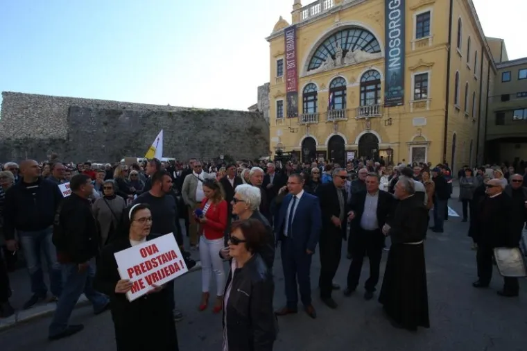 'NAŠE NASILJE I VAŠE NASILJE': Na prosvjed uoči večerašnje izvedbe predstave Olivera Frljića stigao je i Željko Kerum