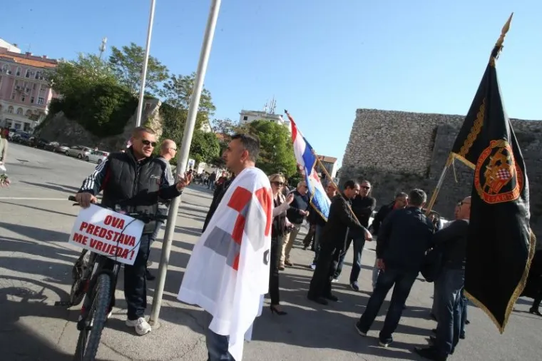 'NAŠE NASILJE I VAŠE NASILJE': Na prosvjed uoči večerašnje izvedbe predstave Olivera Frljića stigao je i Željko Kerum