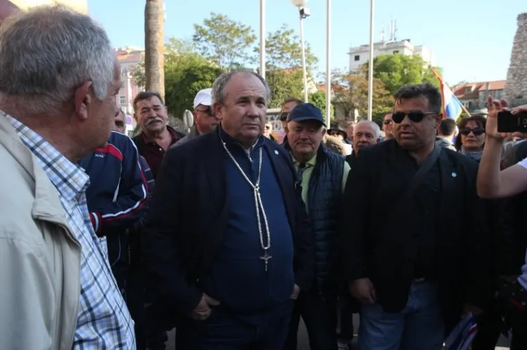 Prosvjed protiv predstave Olivera Frljića 'Naše nasilje i vaše nasilje' na prostoru ispred HNK Split.