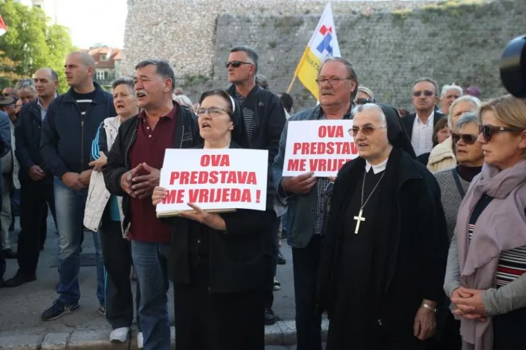 'NAŠE NASILJE I VAŠE NASILJE': Na prosvjed uoči večerašnje izvedbe predstave Olivera Frljića stigao je i Željko Kerum