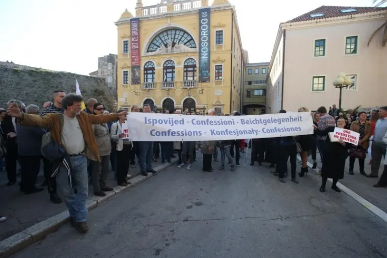 'NAŠE NASILJE I VAŠE NASILJE': Na prosvjed uoči večerašnje izvedbe predstave Olivera Frljića stigao je i Željko Kerum