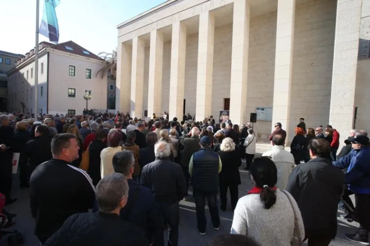 'NAŠE NASILJE I VAŠE NASILJE': Na prosvjed uoči večerašnje izvedbe predstave Olivera Frljića stigao je i Željko Kerum