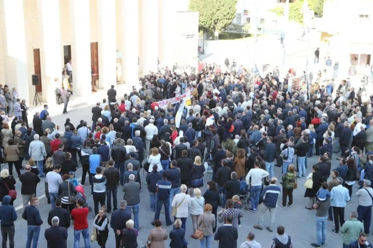 'NAŠE NASILJE I VAŠE NASILJE': Na prosvjed uoči večerašnje izvedbe predstave Olivera Frljića stigao je i Željko Kerum